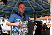 Musiker im französischen Dorf (Foto: Martin Schmitz)